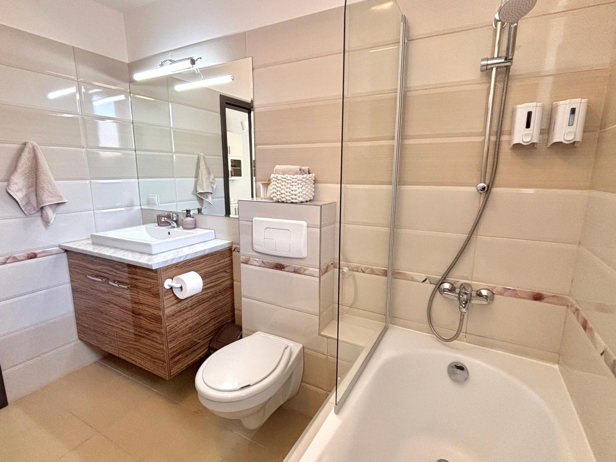 Wanderlust Home Cream, Rasnov Apt For 4, Wifi And Free Parking ภายนอก รูปภาพ
