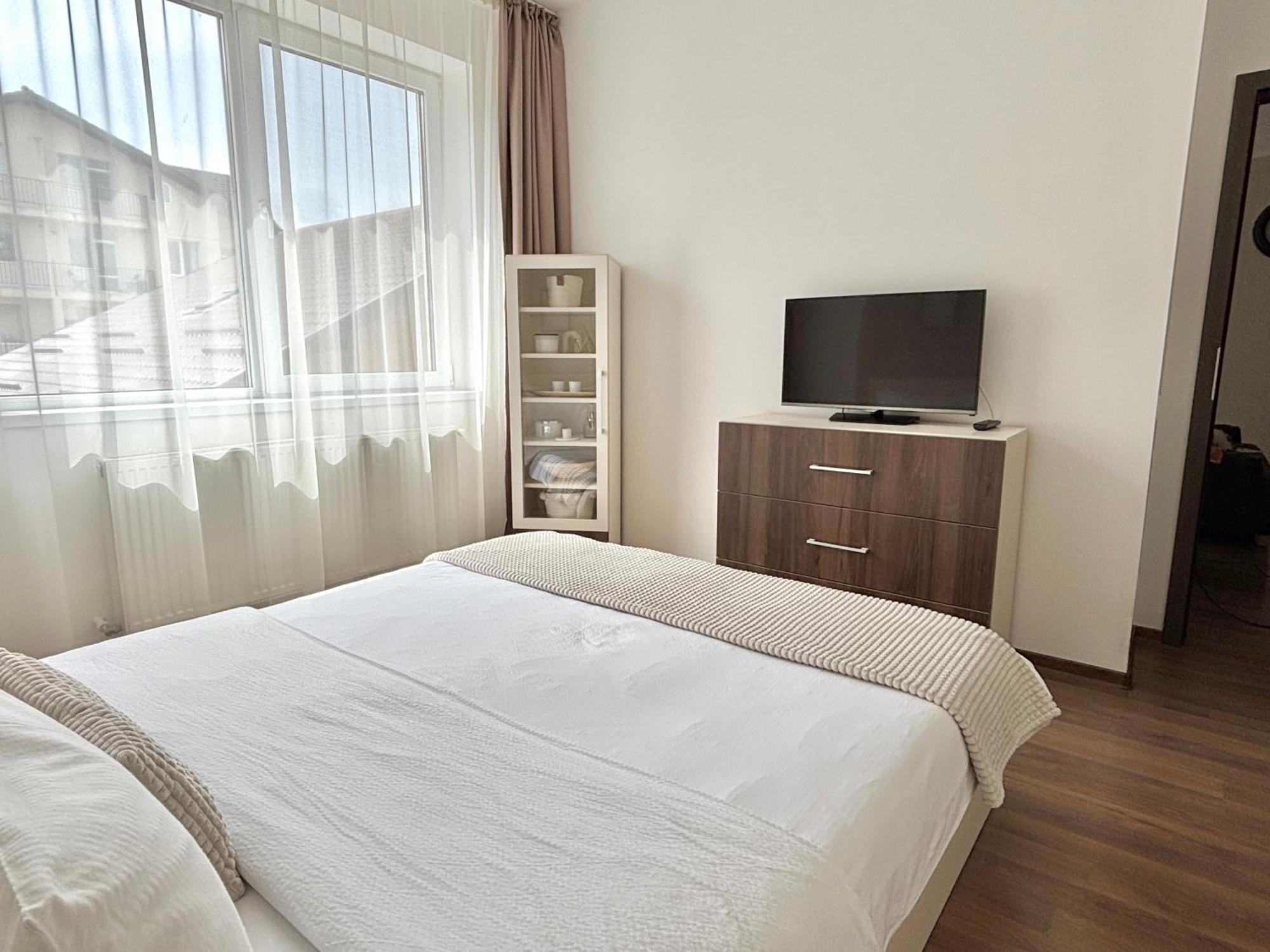 Wanderlust Home Cream, Rasnov Apt For 4, Wifi And Free Parking ภายนอก รูปภาพ