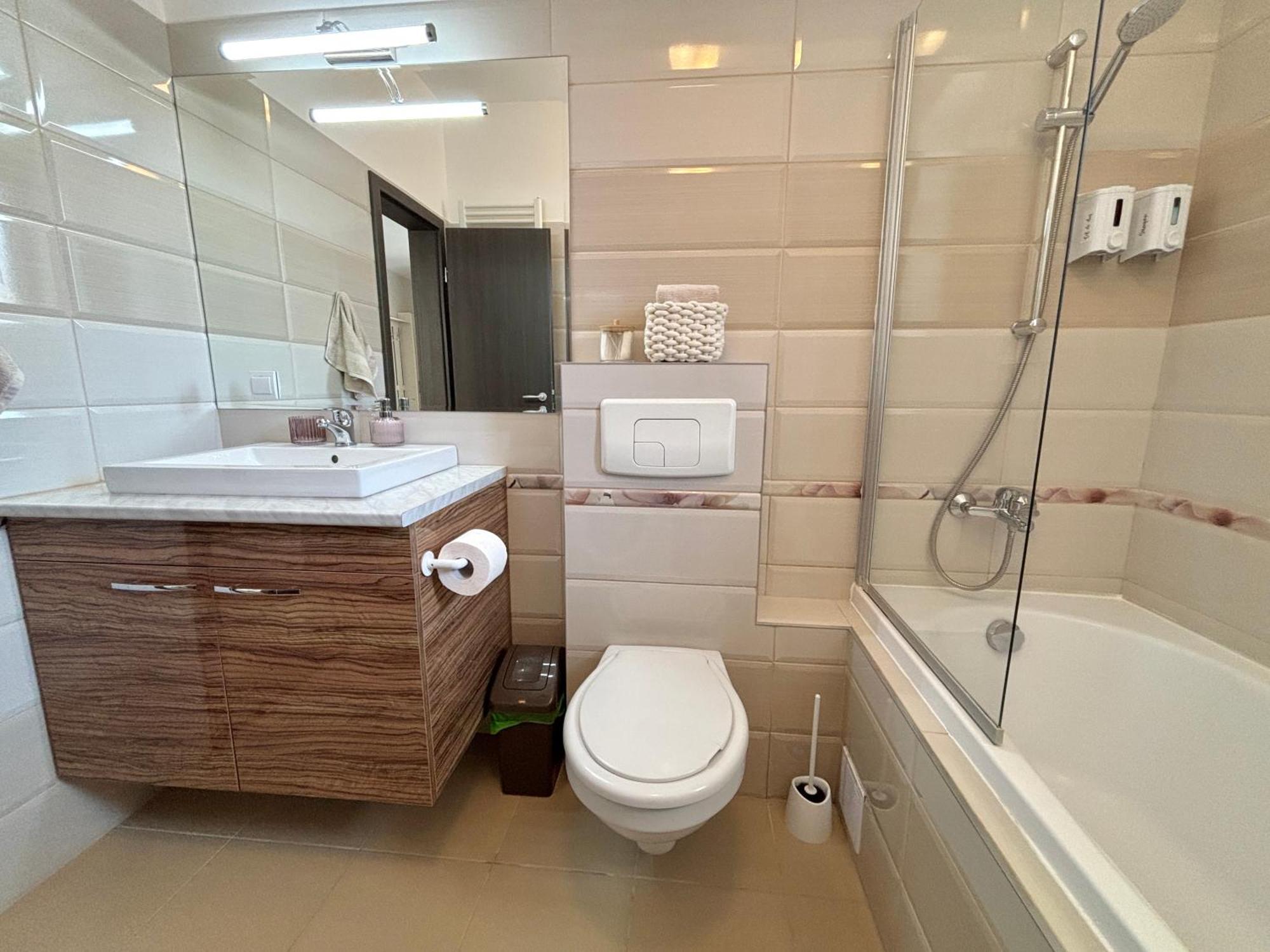 Wanderlust Home Cream, Rasnov Apt For 4, Wifi And Free Parking ภายนอก รูปภาพ